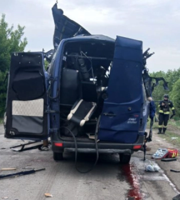 В евакуаційному автобусі на Сумщині від удару дрона загинула ціла сім’я, – Зеленський
