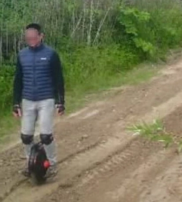 Без таксі, але на моноколесі: прикордонники затримали порушника