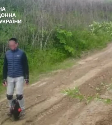 Без таксі, але на моноколесі: прикордонники затримали порушника