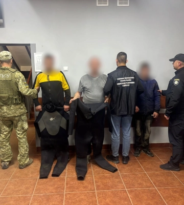 Через Тису в гідрокостюмах: 20-річного затримали за схему переправки чоловіків за кордон