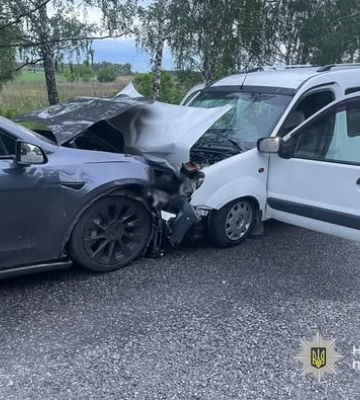 На Золотоніщині “Тесла” виїхала на зустрічну смугу та зіткнулася з іншим авто (ФОТО)
