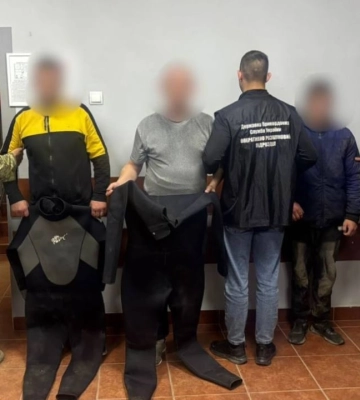 Через Тису в гідрокостюмах: 20-річного затримали за схему переправки чоловіків за кордон