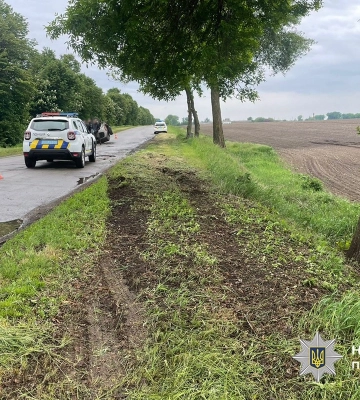 На Золотоніщині 17-річний водій з’їхав на узбіччя, де машина перекинулася (ФОТО) На Золотоніщині 17-річний водій з’їхав на узбіччя, де машина перекинулася (ФОТО)