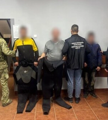 Прикордонники на Закарпатті затримали двох "водолазів" та їх провідника