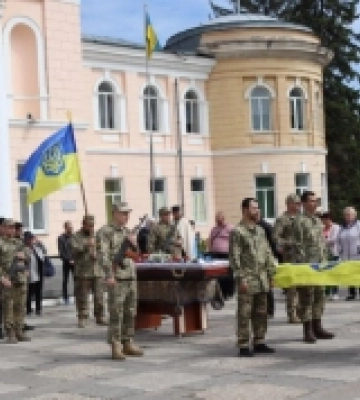 Первомайська громада попрощалася зі захисником Едуардом Опфером