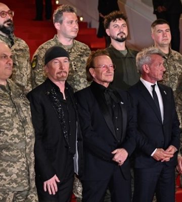 Боно появился на Каннском фестивале вместе с военными ВСУ Боно появился на Каннском фестивале вместе с военными ВСУ