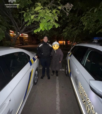 В Одесі патрульні допомогли повернутися додому жінці, яка заблукала