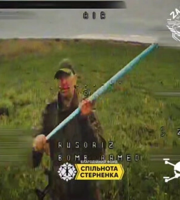 Среди поля на Донетчине российский солдат неудачно сбивает дрон-камикадзе палкой. ВИДЕО