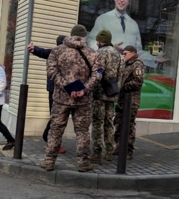 В Виннице скандал с ТЦК, где военный избил мобилизованного: подробности инцидента В Виннице скандал с ТЦК, где военный избил мобилизованного: подробности инцидента