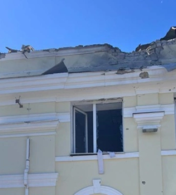 Ворог вдарив по залізничному вокзалу Херсону, є пошкодження – ОВА