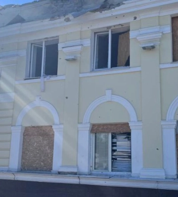 Ворог вдарив по залізничному вокзалу Херсону, є пошкодження – ОВА