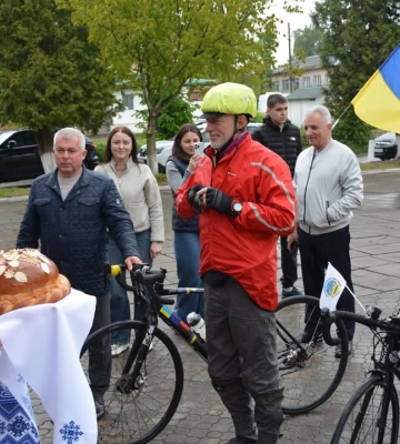 На Рівненщині зустріли учасників ветеранського велопробігу «Шануємо пам’ять Захисників і Захисниць України»