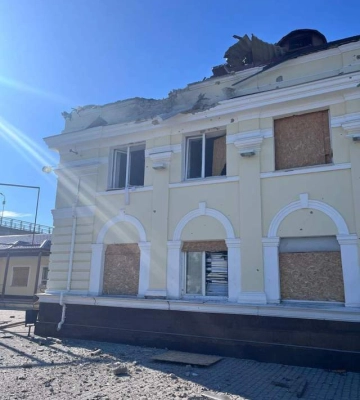 Россия из артиллерии атаковала вокзал в центре Херсона