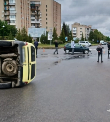 На Буковині внаслідок зіткнення двох автівок із літніми водіями один з них потрапив до лікарні. ФОТО