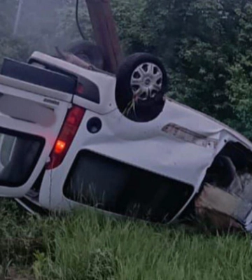 На Київщині водій Renault зіткнувся з електроопорою та загинув на місці
