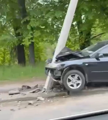 Легковик у Рівному влетів в електроопору