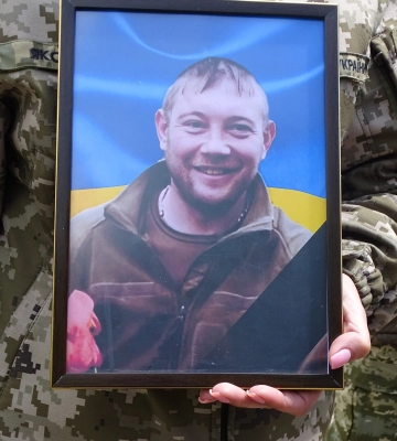 На Рівненщині в останню земну дорогу провели мужнього захисника