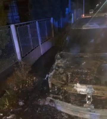 Нічна тривога в передмісті: у Холмках серед ночі зайнялося авто