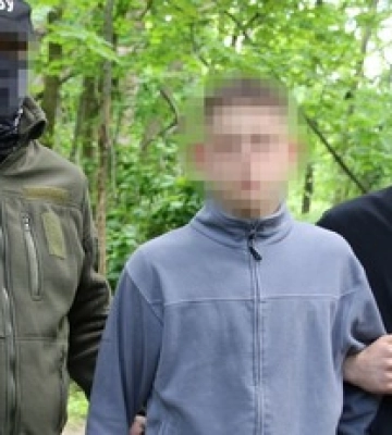 Підозрюваний у підпалах авто: СБУ заявила про затримання 17-річного хлопця, який планував підірвати ТЦК у Києві