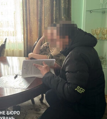 Загрожує до 10 років за ґратами: інспекторку Львівської митниці судитимуть за вивезення чоловіків за кордон