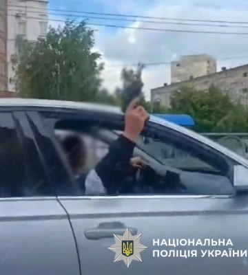 В Киеве двое мужчин открыли огонь из авто прямо на ходу: в полиции отреагировали