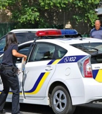 Полицейские задержали в Киеве двух мужчин, которые из авто устроили стрельбу