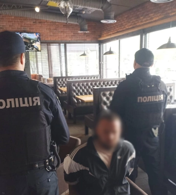 У Дарницькому районі затримано чоловіків, які влаштували стрілянину з вікна авто