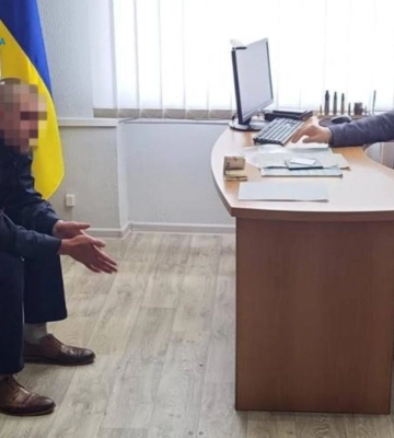 Пропонував 500 доларів міграційникам Черкащини: молдованина підозрюють у хабарництві