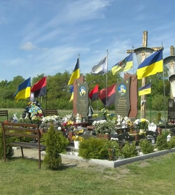 Розкидані вінки та поламаний хрест: На Рівненщині осквернили могили військових (ВІДЕО)