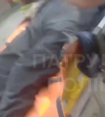 Патрульні показали відео, як рятували чоловіка з палаючої квартири в Сумах