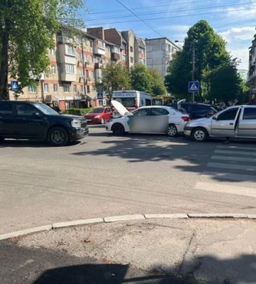 У Рівному зіткнулись три авто: є потерпілі