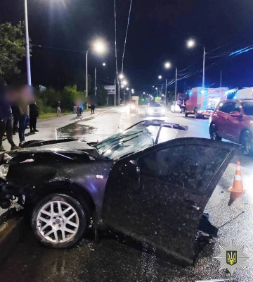 У Вінниці електроопора розірвала навпіл легковик - один загиблий та двоє поранених