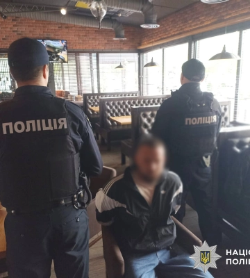 Київські поліцейські затримали підозрюваних у вуличній стрілянині у Дарницькому районі. ФОТО