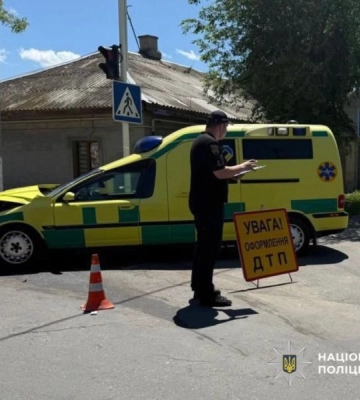 В Ізмаїлі «швидка» зіткнулась з легковиком: жінка загинула, шестеро постраждали