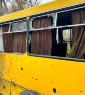 Утром враг атаковал пассажирский автобус в Херсоне, есть пострадавшие. ФОТОрепортаж
