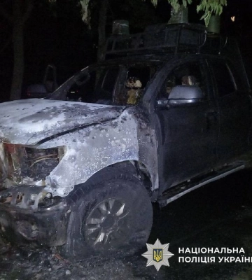 У Харкові неповнолітня спалила два військові позашляховики (ФОТО)