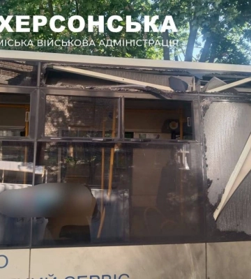 РФ атаковала пассажирский автобус в Херсоне: есть пострадавшие РФ атаковала пассажирский автобус в Херсоне: есть пострадавшие