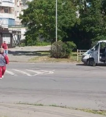 Россияне сбросили взрывчатку на маршрутку в Херсоне: есть раненые