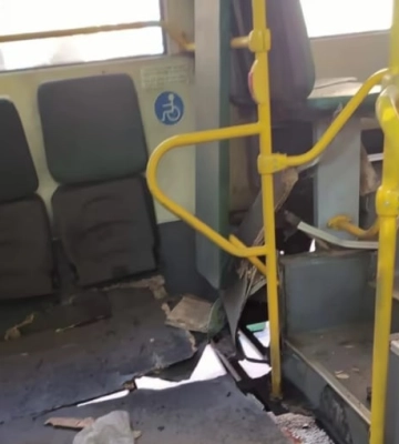 Окупанти обстріляли пасажирський автобус у Херсоні: п’ятеро поранених