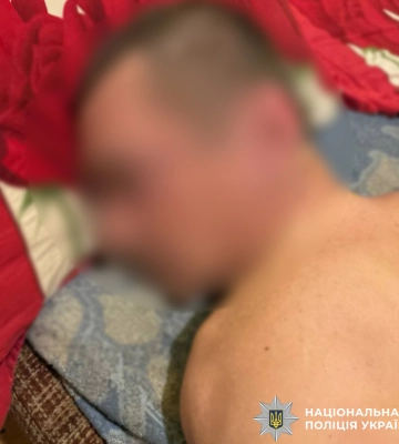 Київські поліцейські затримали зловмисника, який з ножем пограбував квітковий магазин