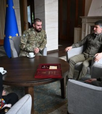 Голова Закарпатської ОВА зустрівся із родиною полеглого Героя України Анатолія Тегзи