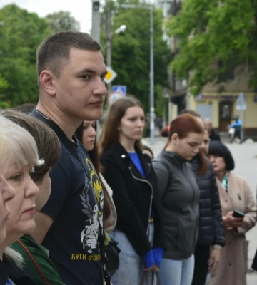 Два роки без Юліана Матвійчука: як у Полтаві відкрили інформаційну табличку на честь полеглого Героя