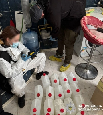 Затримана організатора та двох учасників злочинної групи, що налагодили виробництво та збут психотропів на території столиці