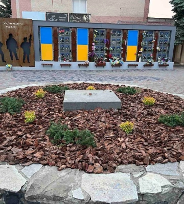 Небайдужі жінки впорядкували клумби на площі Героїв Майдану у Здолбунові
