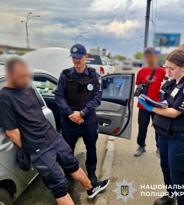 У селі на Київщині молодика побили та заштовхали у багажник автівки - підозрюваного затримано