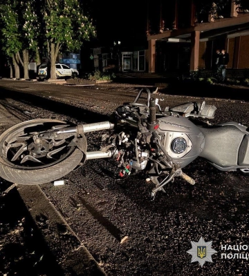 У Нікополі мотоцикл з двома підлітками збив третього: водій двоколісника загинув на місці