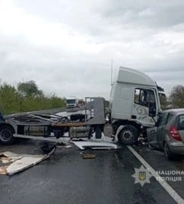 Смертельна аварія на трасі Одеса-Рені – вантажівка розчавила Mercedes