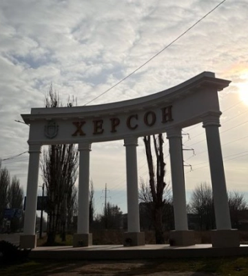 На Херсонщині окупанти понівечили СТО, автобус та поранили 10 людей