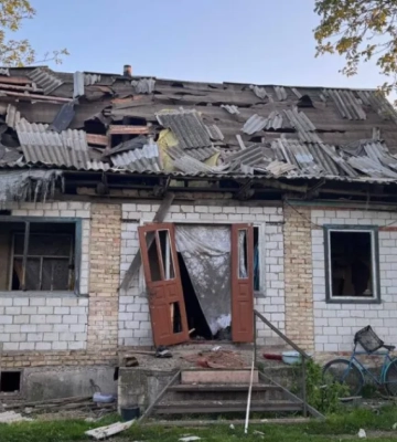 На Киевщине из-за падения обломков дрона на частный дом пострадала семья с детьми. ФОТО