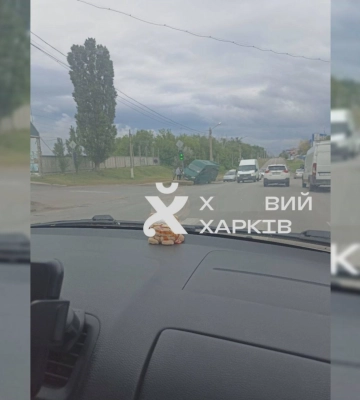 Микроавтобус влетел в светофор в Харькове (видео) Микроавтобус влетел в светофор в Харькове (видео)